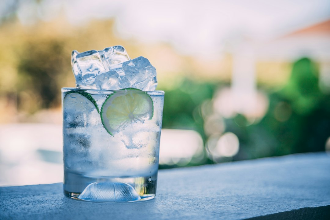 Fresh pellet ice chilling specialty drinks